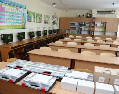 АМКУ виявило десятки розпилів на поставках в Нову українську школу