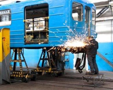 Метрополітен планує віддати 630 мільйонів фірмі, яку правоохоронці підозрюють у фіктивних ремонтах вагонів в минулі роки