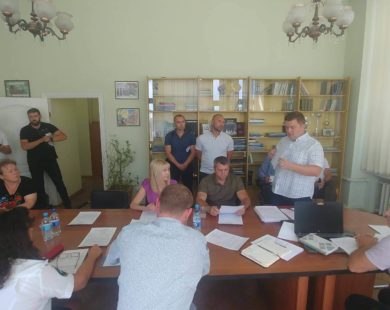 Тітушки та сумнівна законність: у Світличної провели повторний конкурс на перевезення по «золотим маршрутам» області