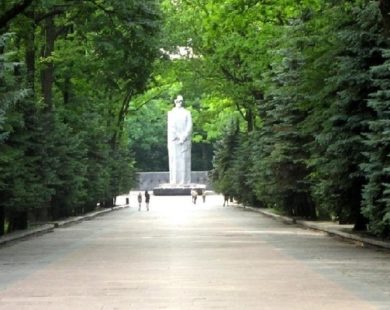 ПОНАД МІЛЬЙОН ГРИВЕНЬ ВИТРАТЯТЬ У КЕРНЕСА НА РЕКОНСТРУКЦІЮ СТЕЛ НА МЕМОРІАЛІ СЛАВИ
