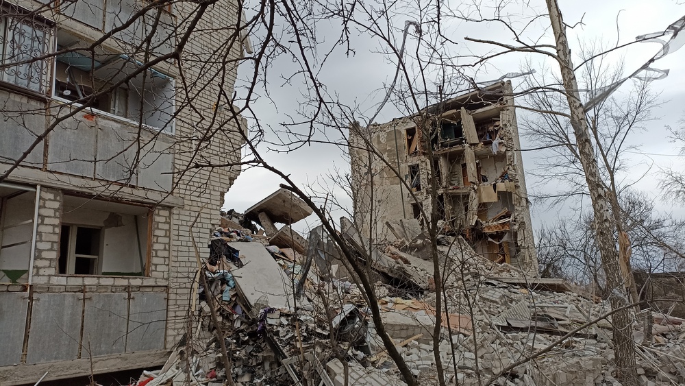 Окупований Ізюм: як російські війська знищили багатоповерхівки, в підвалах яких ховались люди