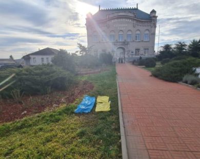 ХАЦ ідентифікував особу, яка готовула псевдореферендум у Вовчанську, та жінку з Вільшан, яка розірвала та викинула на землю прапор України